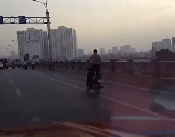 Lạng lách, đánh võng trên cầu. Lạng lách, đánh võng trên cầu.