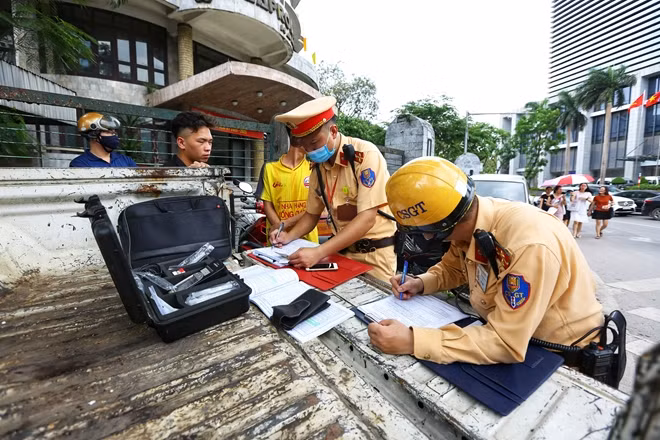 Trưa 13/5, PV CAND theo chân tổ công tác thuộc Đội CSGT số 3, Công an TP Hà Nội do Thượng uý Nguyễn Hải Anh làm tổ trưởng thực hiện nhiệm vụ tại khu vực ngã tư Láng Hạ - Huỳnh Thúc Kháng (quận Đống Đa). Chỉ sau khoảng thời gian ngắn làm nhiệm vụ tại đây, tổ công tác đã phát hiện nhiều trường hợp vi phạm nồng độ cồn. Trong số vi phạm có cả những sinh viên đã sử dụng rượu bia nhưng vẫn lưu thông ra đường.