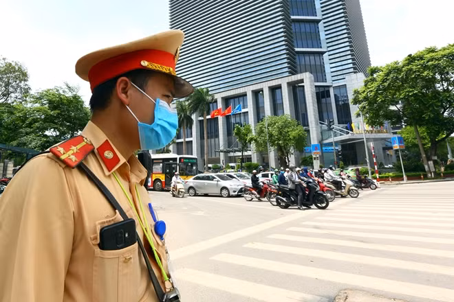 Sau khoảng thời gian giãn cách xã hội do dịch bệnh COVID-19, cuộc sống dần trở lại bình thường. Các quán ăn, nhà hàng, quán bia hoạt động trở lại. Nhiều người cùng “nhân niềm vui” ấy mà rủ nhau cụng ly nhưng vẫn điều khiển phương tiện ra đường. Trước tình hình trên, lực lượng CSGT TP Hà Nội tiếp tục tăng cường tuần tra, kiểm soát và xử lý người điều khiển phương tiện tham gia giao thông vi phạm về nồng độ cồn.