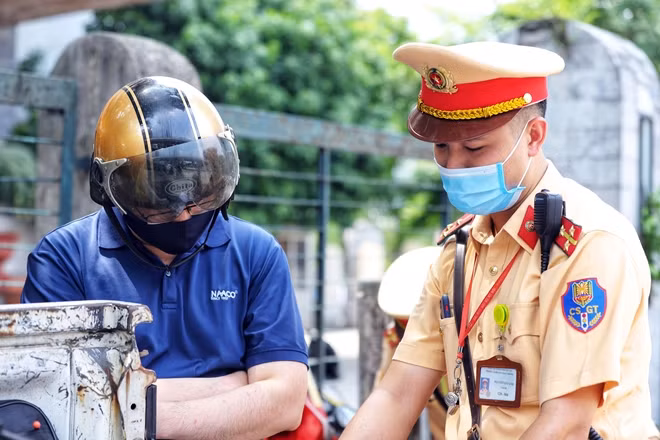 Một trường hợp vi phạm khác là anh Trần Việt C. (trú tại quận Hoàng Mai) sau khi được đo nồng độ cồn cho ra kết quả 0,202 miligam/1 lít khí thở. Anh C. trình bày, vừa đi sinh nhật bạn về và mình có uống 4 cốc bia.