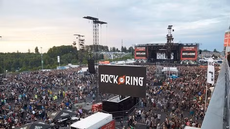 Khán giả rời lễ hội âm nhạc “Rock am Ring”.