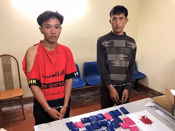 Hai đối tượng cùng tang vật tại cơ quan công an