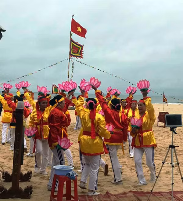 Nhiều hoạt động văn hóa, văn nghệ truyền thống của các làng biển được tổ chức trong lễ hội cầu ngư.