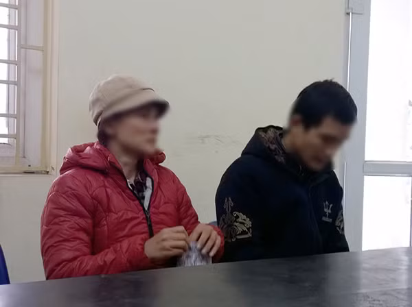 H và mẹ tại cơ quan công an