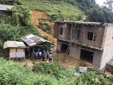 Công an huyện Mường Khương tiến hành khám nghiệm hiện trường vụ cướp tài sản xảy ra trên địa bàn.