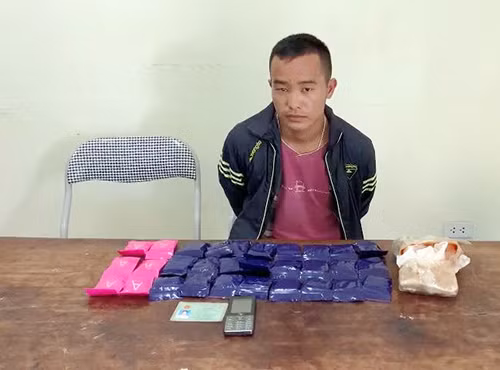 Đối tượng Dủa cùng tang vật tại cơ quan công an