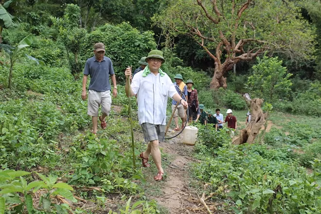 Đại tá Nguyễn Hữu Cầu (áo trắng), Giám đốc Công an tỉnh Nghệ An trực tiếp chỉ đạo tại hiện trường vụ án tại bản Phồng (tháng 7-2015).