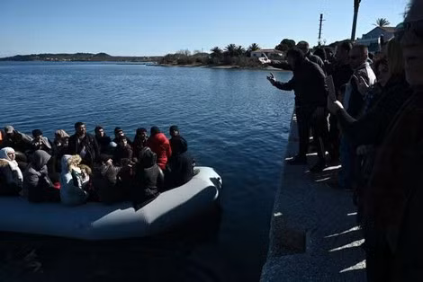 Cư dân trên đảo Lesbos của Hy Lạp đang cố gắng ngăn cản một con thuyền của những người tỵ nạn đang muốn cập vào bến cảng.
