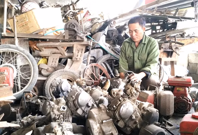 Từ những phế liệu của chiếc xe máy, ông Vũ Văn Dung đã chế tạo thành công nhiều máy móc ứng dụng hiệu quả trong ngành nông nghiệp.