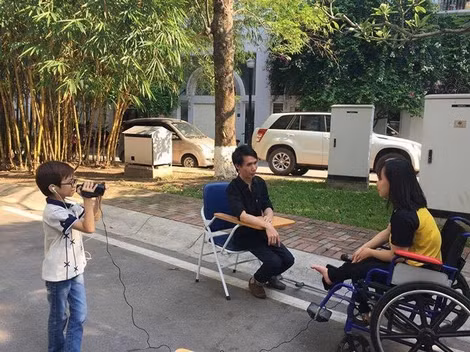 Với thân hình nhỏ bé việc quay phim là điều không hề dễ dàng đối với Hùng. Với thân hình nhỏ bé việc quay phim là điều không hề dễ dàng đối với Hùng.