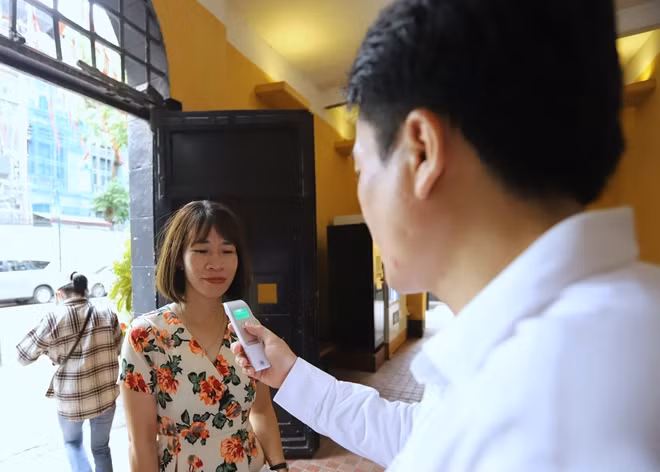 Ghi nhân của PV tại di tích lịch sử Nhà tù Hỏa Lò, các biện pháp y tế phòng dịch theo quy định của Bộ Y tế được các địa điểm di tích thực hiện nghiêm túc. Khách ra vào đều phải đo thân nhiệt, xịt tay khử khuẩn.