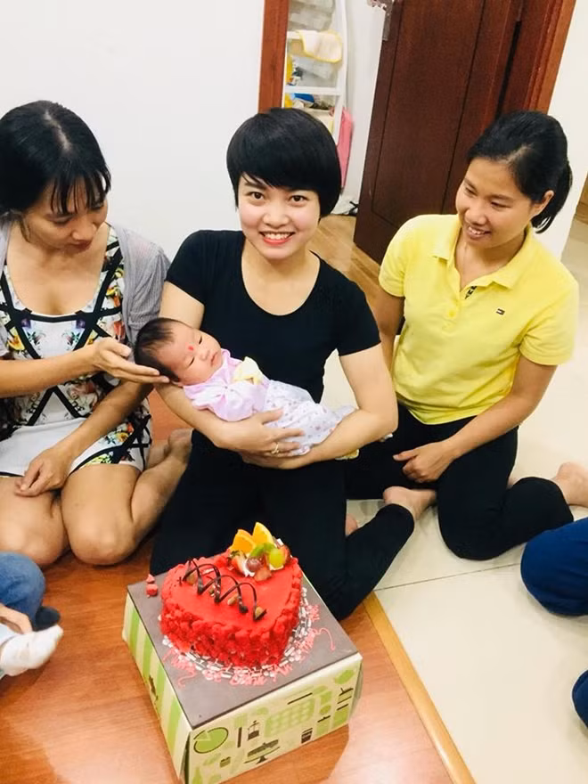 Các “ba mẹ tình nguyện” tổ chức tiệc đầy tháng cho bé Bình An.