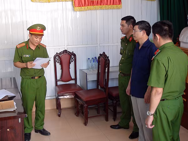 Cơ quan Cảnh sát điều tra đọc lệnh bắt và đang khám nhà ông Nguyễn Quang Hưng.