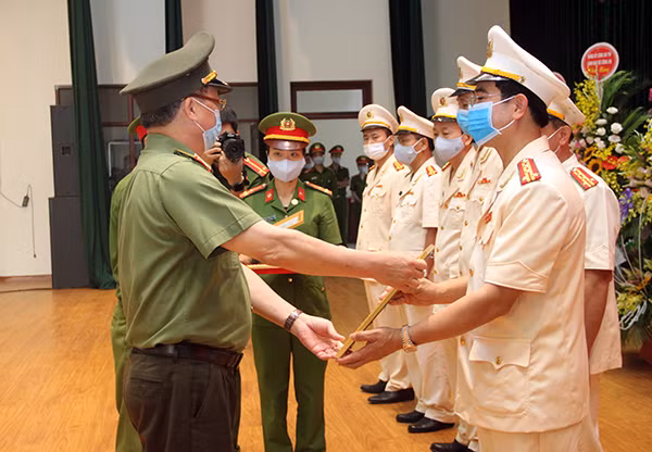 Thứ trưởng Nguyễn Văn Thành trao quyết định sáp nhập Trường Trung cấp cảnh sát vũ trang và Cơ sở 1 Trường Trung cấp CSND VI vào Trường Cao đẳng CSND I