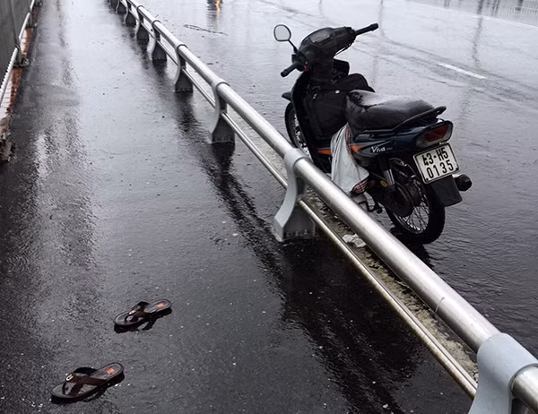 Xe máy và đôi dép nạn nhân bỏ lại