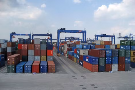 Một bãi để container ở cảng Cát Lái.