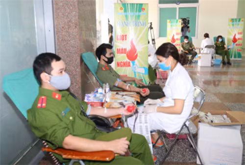 Cán bộ, chiến sĩ Công an TP Hà Nội hiến máu tình nguyện.