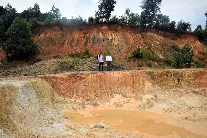Mỏ đất Núi Vũ không hoàn thổ để lại những hố sâu rất nguy hiểm.