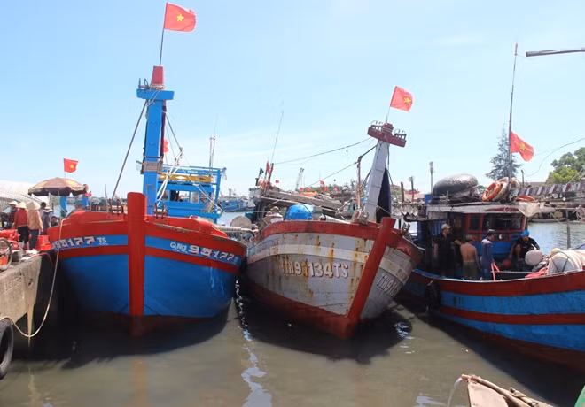 Tàu cá đánh bắt xa bờ của ngư dân Thừa Thiên - Huế hoạt động hiệu quả khi được Nhà nước hỗ trợ nhiên liệu chuyến biển.