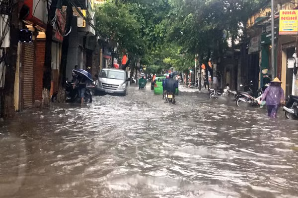 Xe máy di chuyển rất khó khăn qua đây.