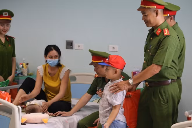 Đoàn thiện nguyện trực tiếp đến thăm hỏi và tặng quà các bệnh nhi.