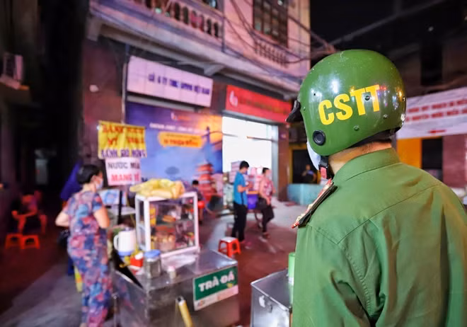 Tiếp tục tuần tra trên tuyến đường Trần Cung, tổ công tác liên tục phải nhắc nhở người dân cố tình bày bán hàng quán ra vỉa hè cho dù đã có lệnh cấm của UBND TP.