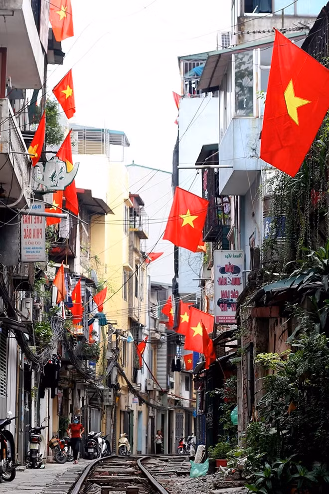 Màu cờ rực đỏ tại khu dân cư nơi có đường tàu hỏa chạy qua trên đường Lê Duẩn.