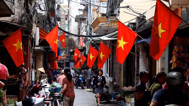 Đường phố Hà Nội những ngày này rực rỡ, hình ảnh cờ đỏ sao vàng rợp phố phường đã trở thành nét đặc trưng thiêng liêng mỗi khi đến ngày lễ trọng đại của dân tộc - Ngày Giải phóng miền Nam, Thống nhất đất nước 30-4.