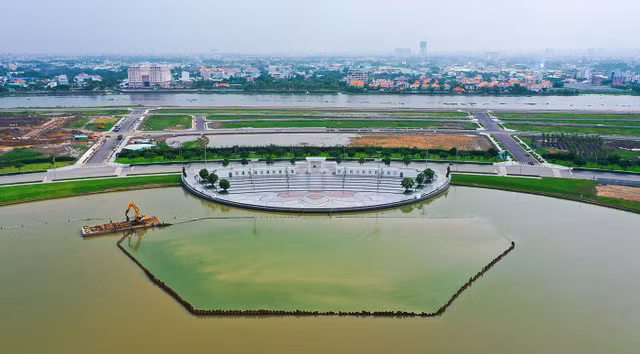 Hệ thống Nhạc nước trên hồ Đại Nhật đang được thi công khẩn trương.