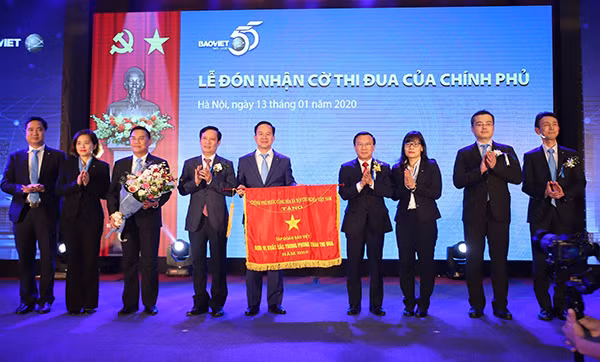 Tập đoàn Bảo Việt đón nhận cờ thi đua của chính phủ