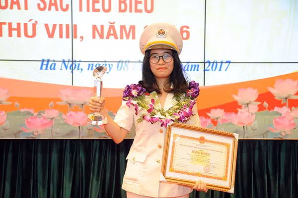 Học viên Lê Thị Vân Anh tại Lễ tuyên dương thanh niên Tổng cục Chính trị CAND xuất sắc, tiêu biểu.