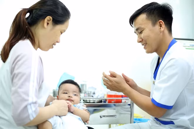 Phụ huynh cần tiêm phòng đầy đủ cho trẻ và không được lơ là sau khi tiêm.
