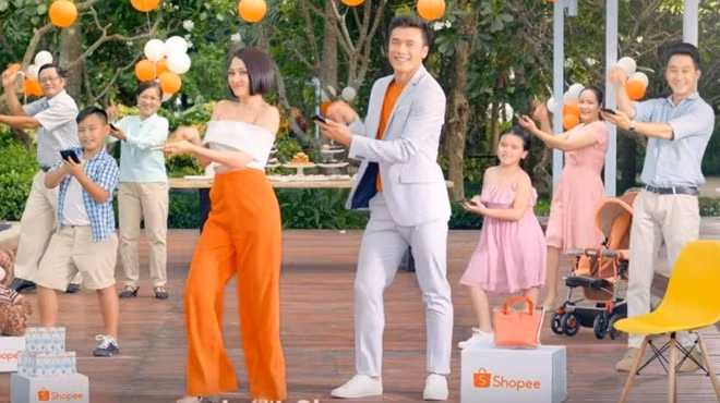 Ca sĩ Bảo Anh và thủ môn Tiến Dũng trong một clip quảng cáo ăn khách.