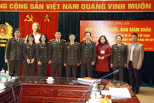 Các thành viên Ban Tổ chức và Ban giám khảo cuộc thi tại cuộc họp