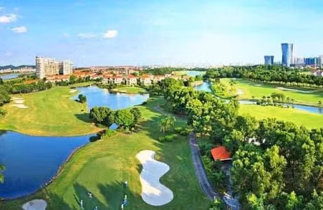 Sân golf của tỷ phú họ Hà - Ảnh: Forbes