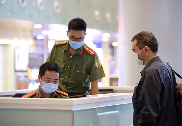 Cán bộ, chiến sĩ Công an cửa khẩu sân bay quốc tế Đà Nẵng căng sức phối hợp chống dịch bệnh.