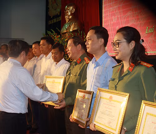Đồng chí Tống Thanh Hải tặng Bằng khen của UBND tỉnh Lai Châu tặng các cá nhân có thành tích xuất sắc.