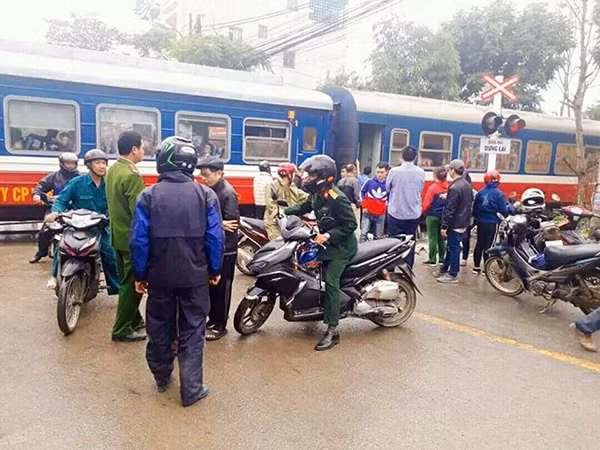 Tuyến đường sắt Bắc - Nam tê liệt do tai nạn.