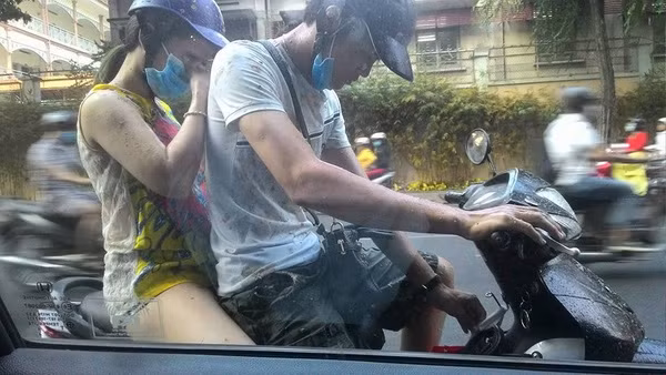 Đôi bạn trẻ dính túi nôn trên đường phố Sài Gòn.