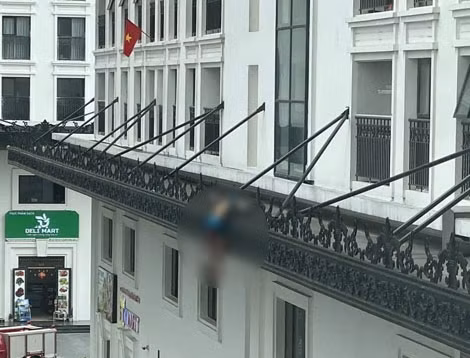 Thi thể người đàn ông vắt vẻo trên lan can ban công của chung cư CT8.
