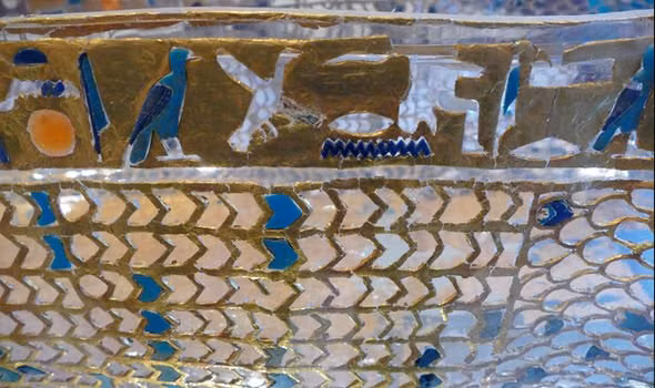 Quan tài làm bằng vàng của pharaoh Akhenaten