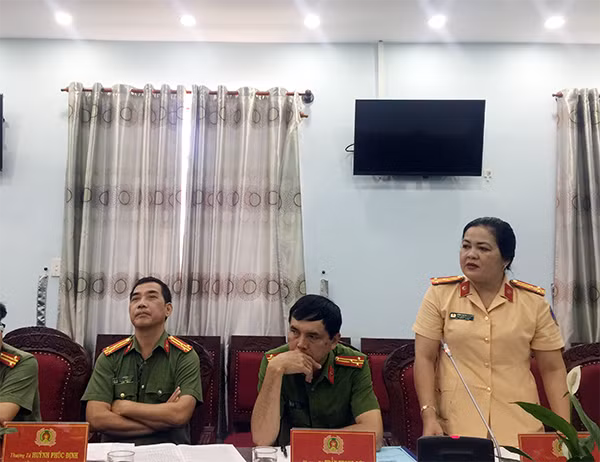 Đồng chí Chủ tịch Hội phụ nữ Công an tỉnh Gia Lai báo cáo tại buổi kiểm tra