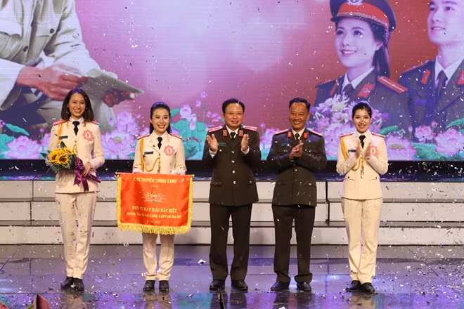 Thiếu tướng Mai Văn Hà trao giải Đặc biệt cho đội thi của Ban Thời sự Truyền hình CAND