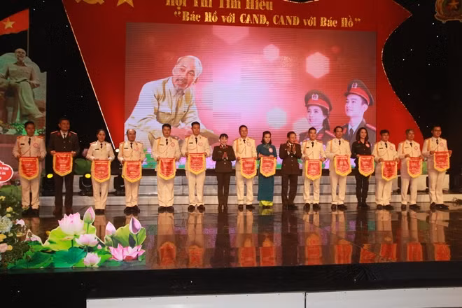 Ban tổ chức cùng đại diện các đội tuyển tham gia hội thi