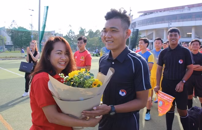 Bà Trần Thị Phương Lan, Giám đốc Quản lý Truyền thông địa phương Công ty TNHH Bảo hiểm nhân thọ Prudential Việt Nam, tặng hoa cho tổ trọng tài.