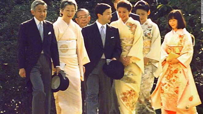 Nhật hoàng Akihito và Hoàng hậu Michiko, trong bữa tiệc vườn mùa thu hoàng gia hàng năm tại Cung điện Akasaka ở Tokyo năm 1997.