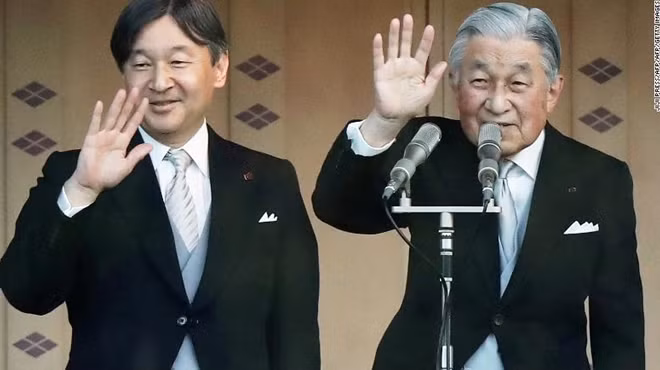 Nhật hoàng Akihito và con trai của ông, Thái tử Naruhito vẫy tay chào đám đông trong lễ đón năm mới tại Cung điện Hoàng gia ở Tokyo vào ngày 2 tháng 1 năm 2019.