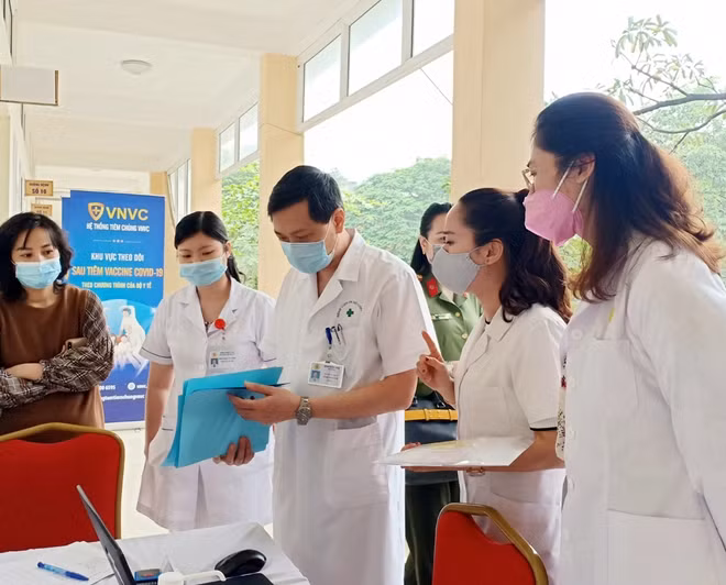 Đại tá Hoàng Thanh Tuyền, Giám đốc Bệnh viện 19-8 kiểm tra, giám sát tiêm chủng vaccine phòng COVID-19 cho cán bộ y tế bệnh viện.
