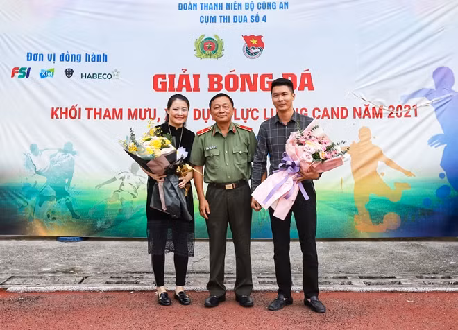 Ban Tổ chức tặng hoa cảm ơn các nhà tài trợ đã góp phần vào thành công của giải đấu.