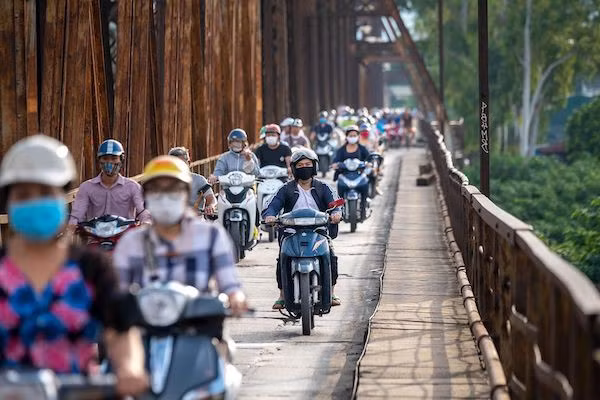 Người dân Việt Nam sử dụng xe máy làm phương tiện di chuyển chính. NAG: Linh Phạm/Bloomberg